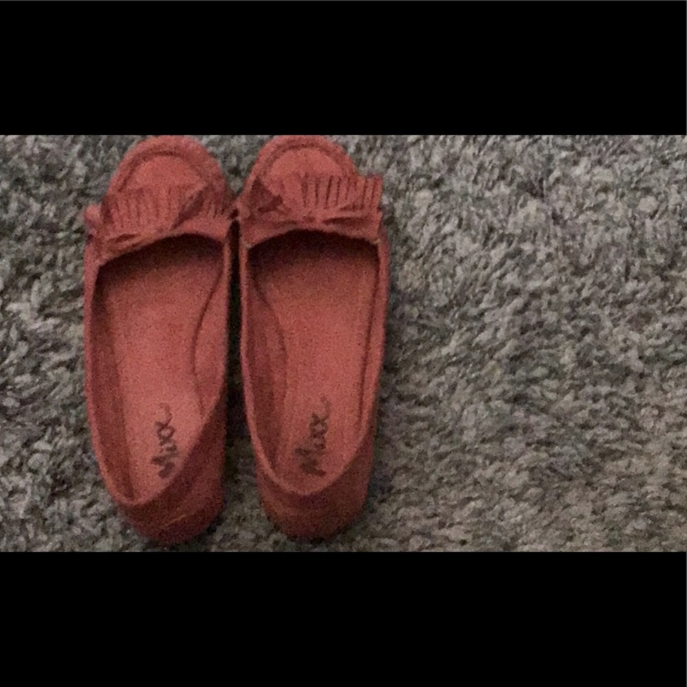 MIXX SHUZ SUEDE MOCCASINS IN SZ7 STYLE PENNY-09. USED CONDITION. ORANGE.